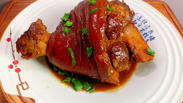 家常酱肘子：软烂入味的三步秘诀